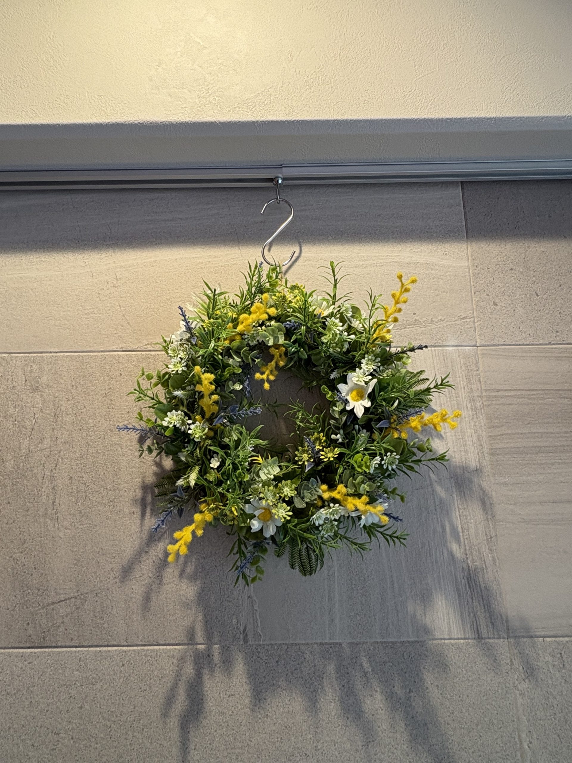 #022ボタニカルミモザ円形リース - 画像 (3)
