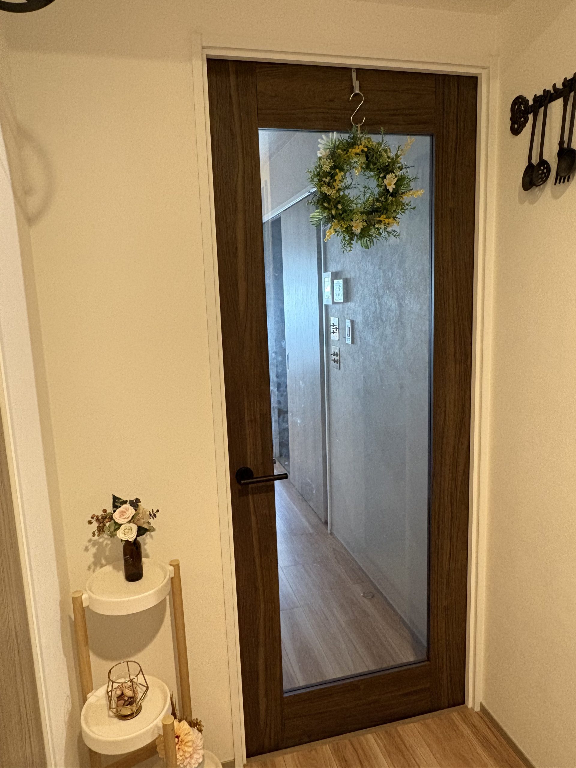 #022ボタニカルミモザ円形リース - 画像 (10)